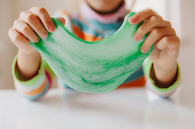 •	Tactile defensiveness anak •	Anak takut main kotor •	Cara mengatasi tactile defensiveness •	Permainan sensorik untuk anak •	Tips parenting anak sensitif